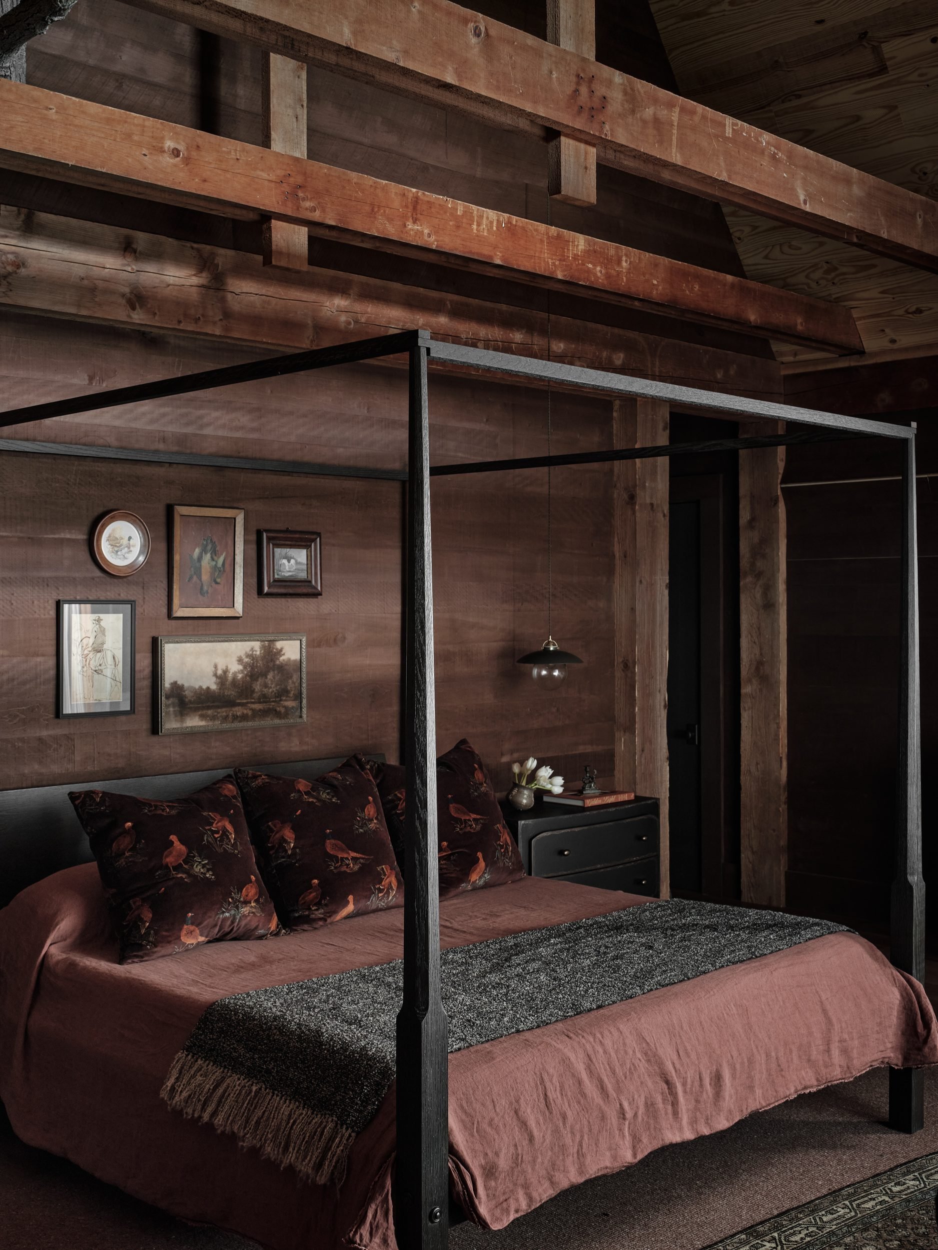 april-tomlin-interiors-the-stables-primary-bedroom.jpg