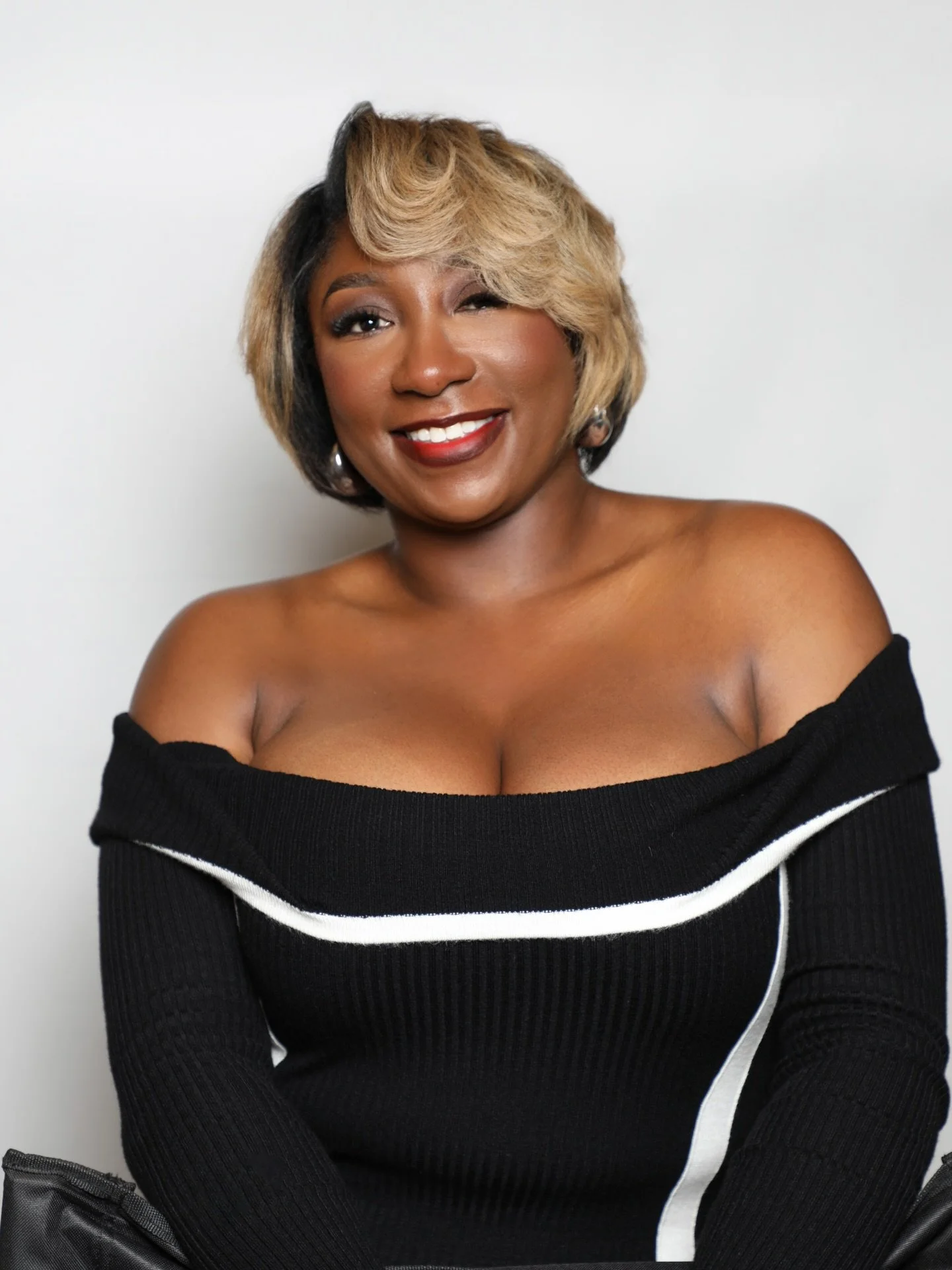 This is Ashley, a talented makeup artist who needed clean, elevated headshots for her brand. Swipe to see the before video of what I was working with 😭 because whew&hellip; plans changed QUICK.

I left my paper backdrop in another state, had to thin