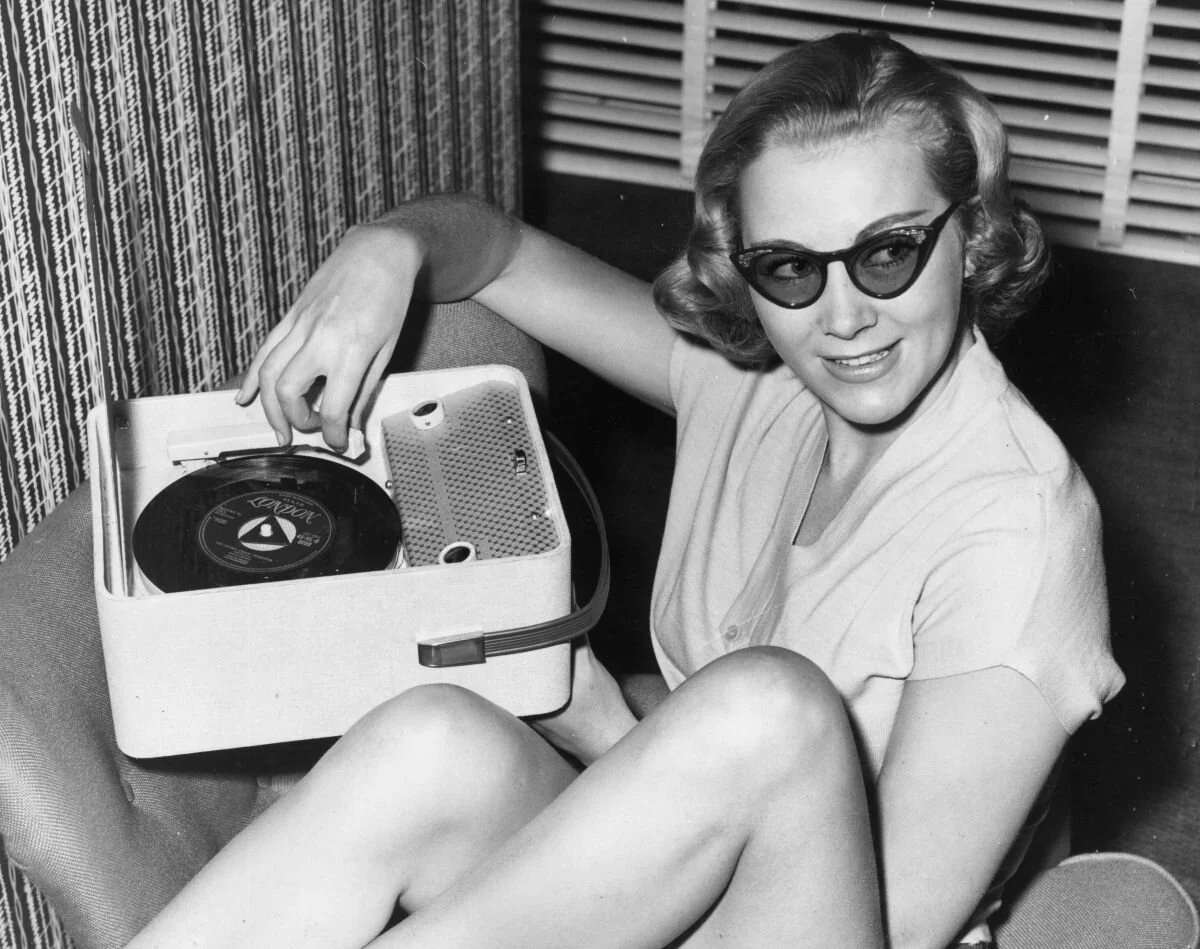 Retro Hi-Fi Girl Friday