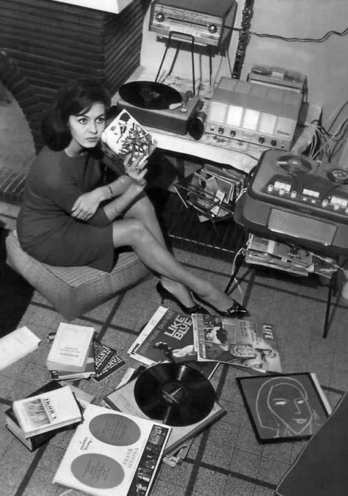 Retro Hi-Fi Girl Friday