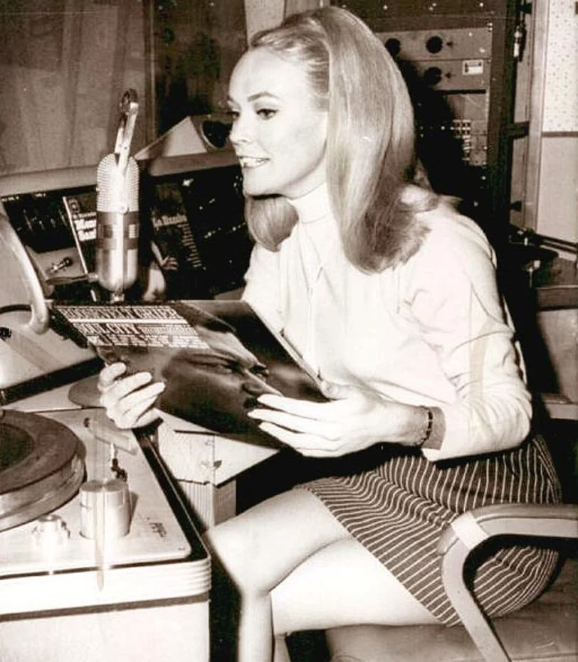 Retro Hi-Fi Girl Friday