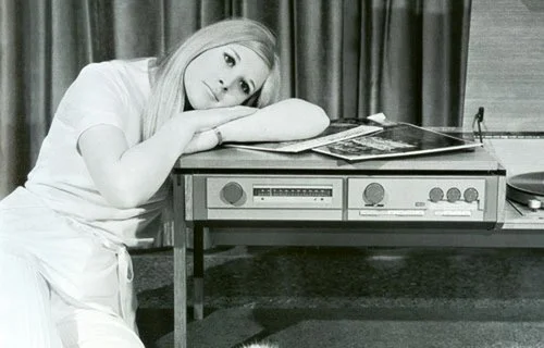 Retro Hi-Fi Girl Friday