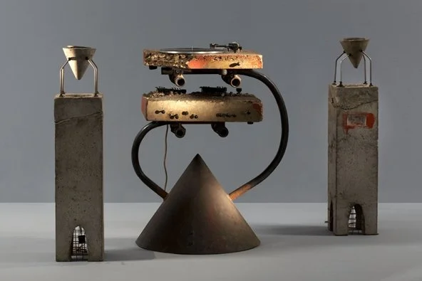 galerie-downtown-ron-arad-chaine-concrete-stereo.jpeg