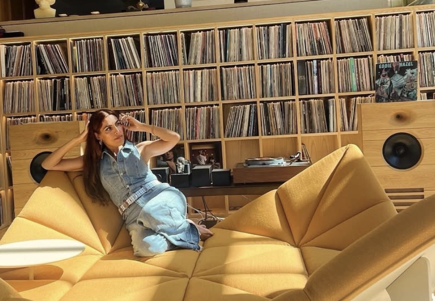 Retro Hi-Fi Girl Friday