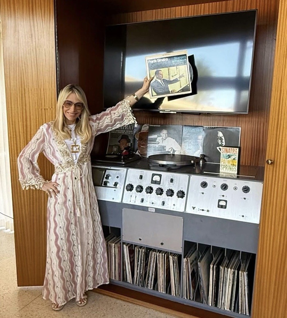 Retro Hi-Fi Girl Friday