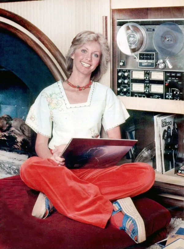 Retro Hi-Fi Girl Friday
