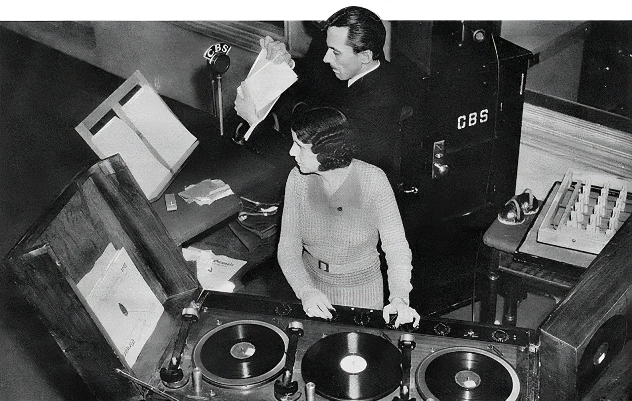 Retro Hi-Fi Girl Friday