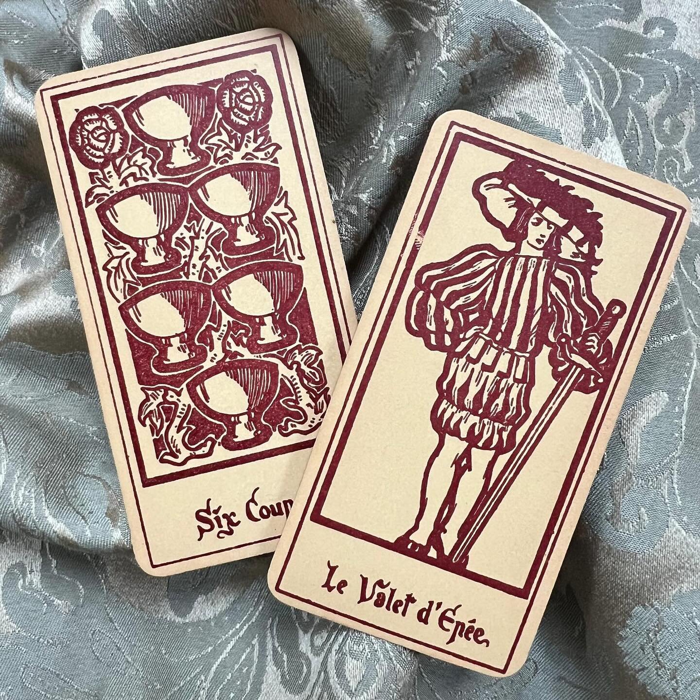 These two cards are treasured finds from a Parisien flea market, discovered during a tour conducted by tarot scholar Laetitia Barbier @laetitia.cartomancy. They are all I have of Le Tarot Traditionelle, created by Jean Chaboseau in the 1940s. 

I kno