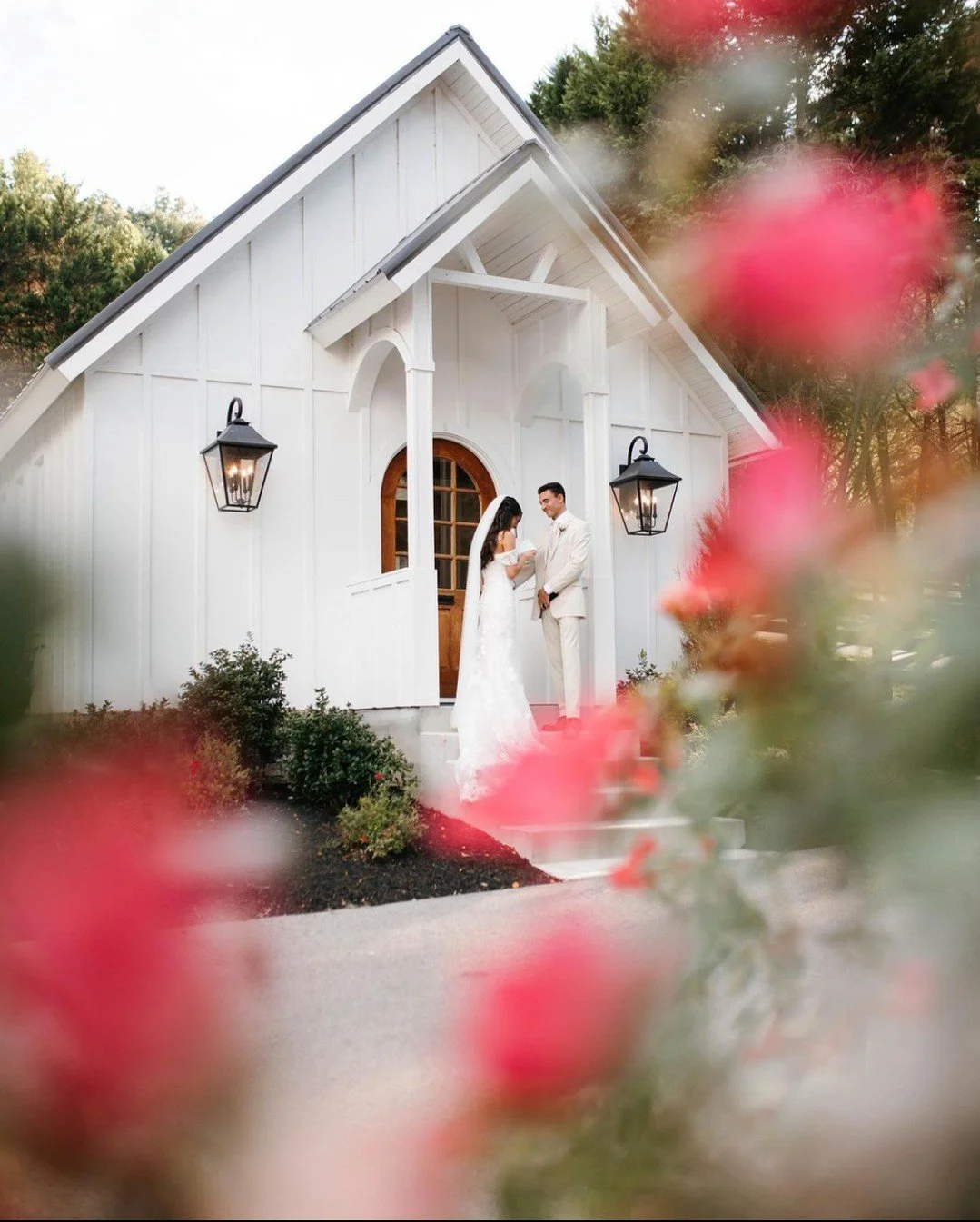 Looking to say &ldquo;I do&rdquo; this December? 💍✨

Local Ark is your dream little white chapel nestled in the picturesque hills of Franklin, TN. Whether you&rsquo;re plotting a spontaneous elopement or planning an intimate ceremony, we&rsquo;ve go