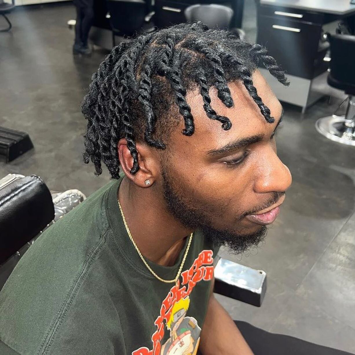 Did you know we offer twists here at Summit Salon Academy?! 
Barber: @bclipz_