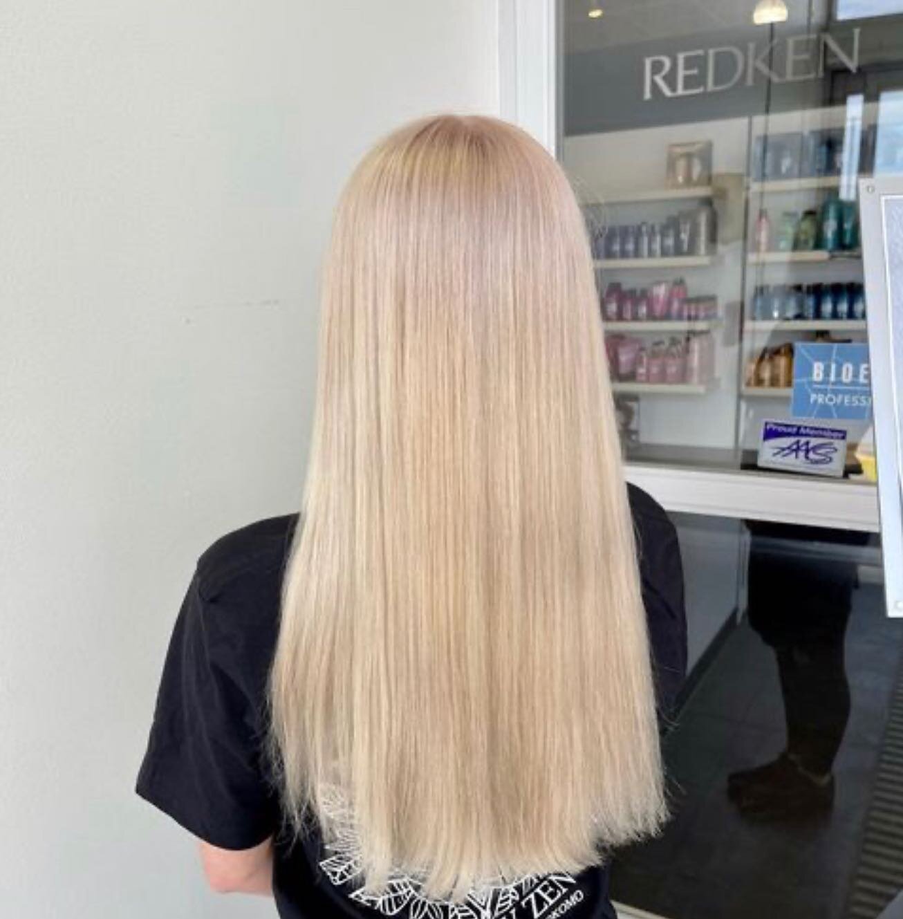 &quot;I like to feel blonde all over.&quot; &mdash; Marilyn Monroe
Stylist: @brooklynrudebeauty