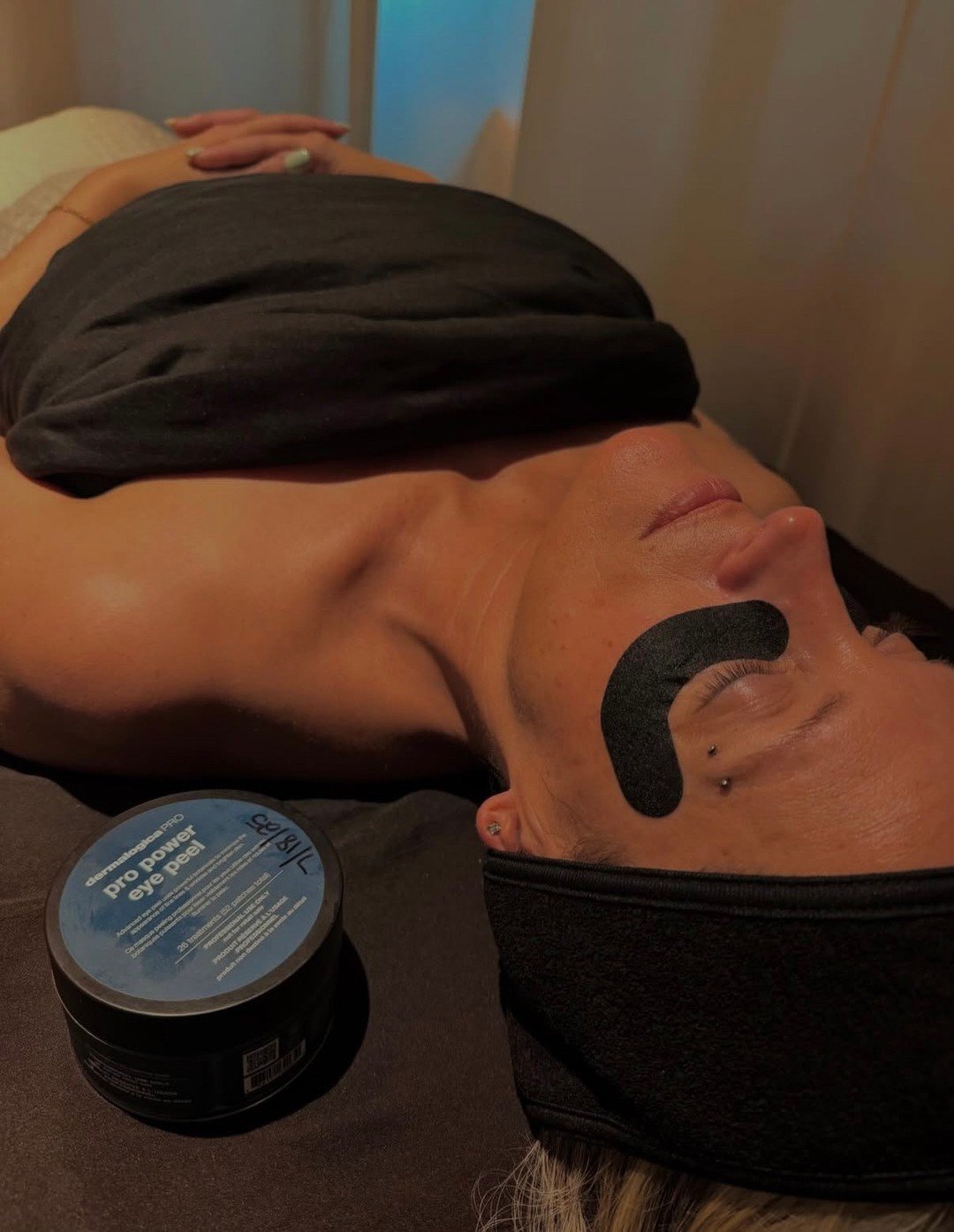 By @facebyjilly Advanced eye peel uses powerful botanicals to visibly smooth fine lines and wrinkles and brighten skin. Specially contoured to target undereye area and crow&rsquo;s feet, this concentrated patch exfoliates and hydrates in a single ste