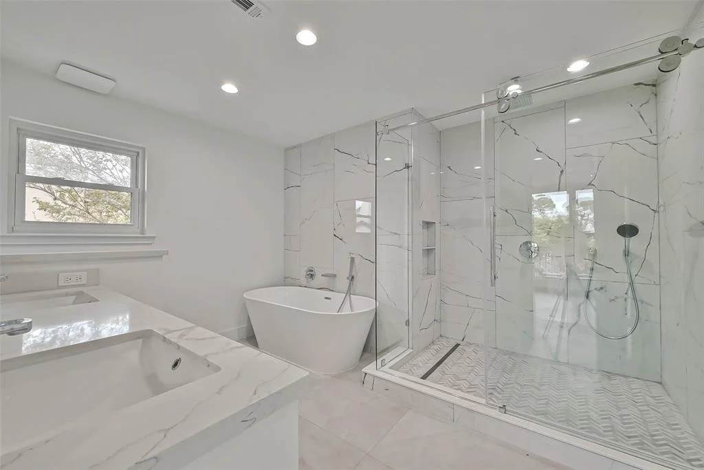 4806 Braesvalley, master bathroom.jpeg