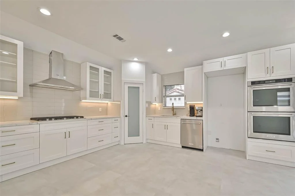 4806 Braesvalley, inside kitchen.jpeg