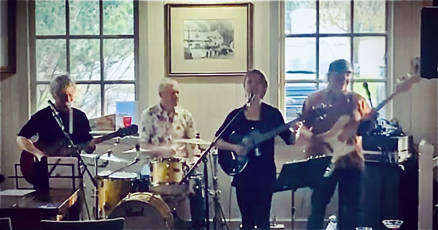 We&rsquo;re playing 🎶 Friday apr&egrave;s work @rosslandbeerco 

Come sing along to a bunch of fun covers!