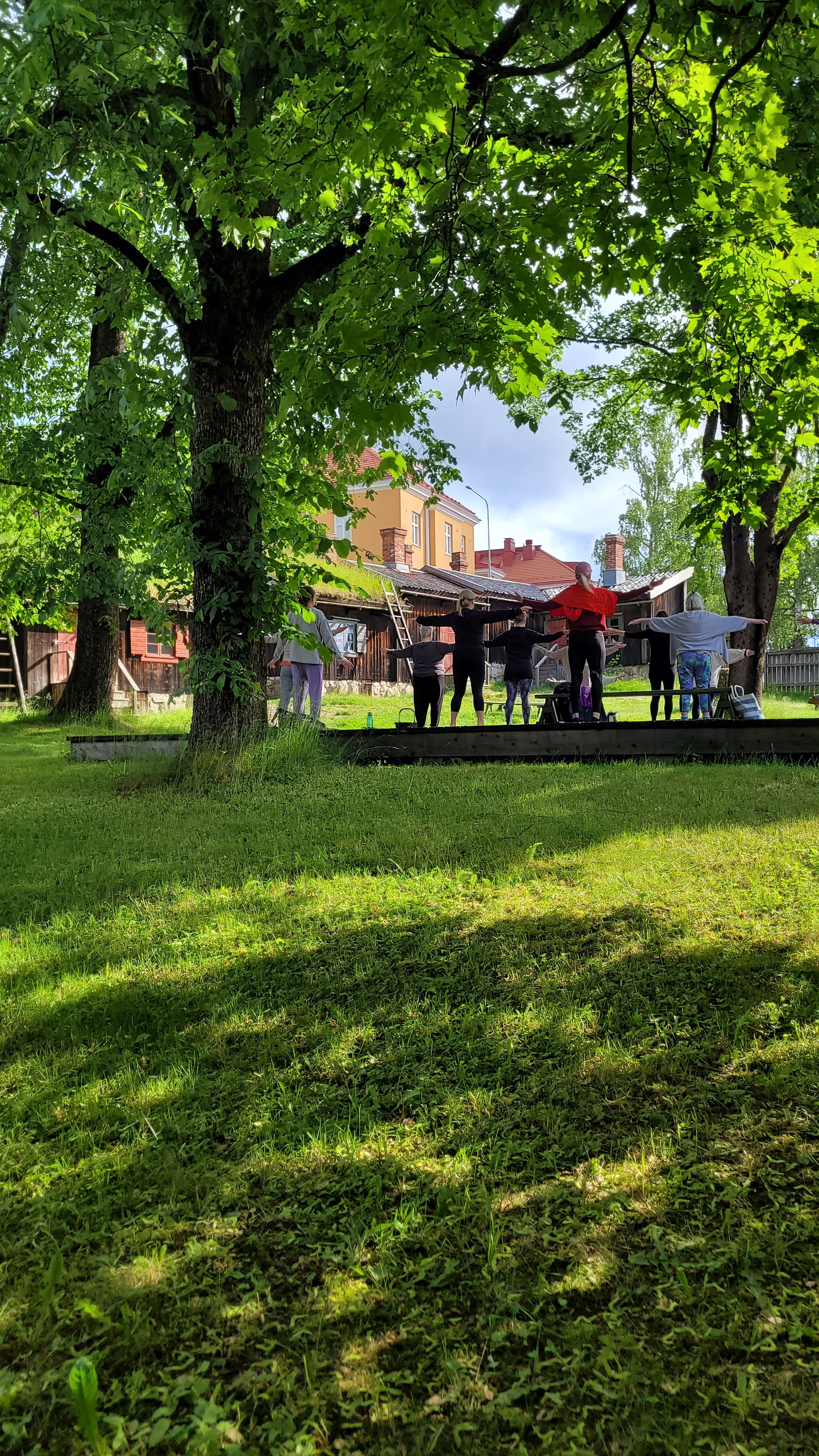 Aamujoogaa Luostarinmäen museokorttelissa 