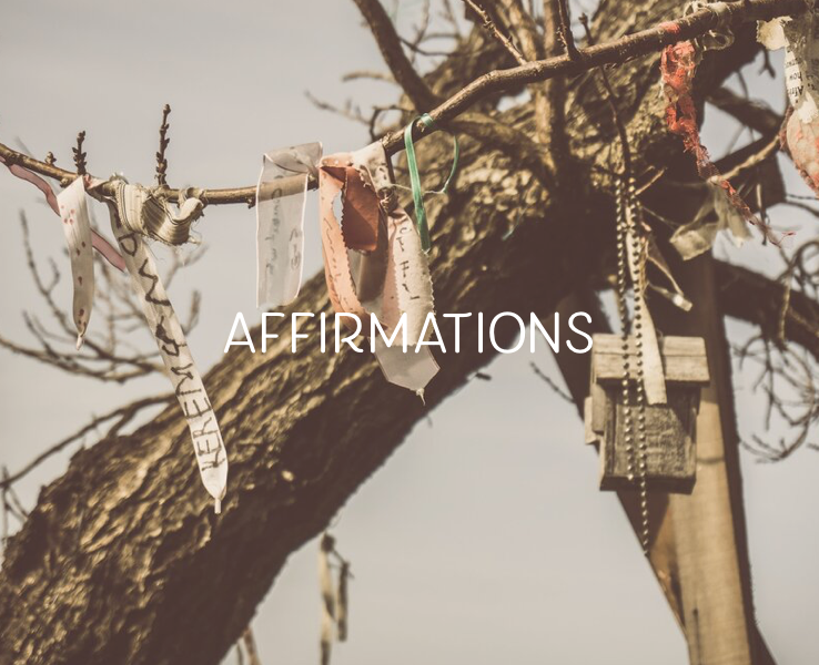Dans la résidence de juillet, on explore nos affirmations personnelles. On crée notre propre paquet de cartes d’affirmations et on explore avec différents médiums afin de créer notre boîte d’outils de réflexions et d’affirmations unique.