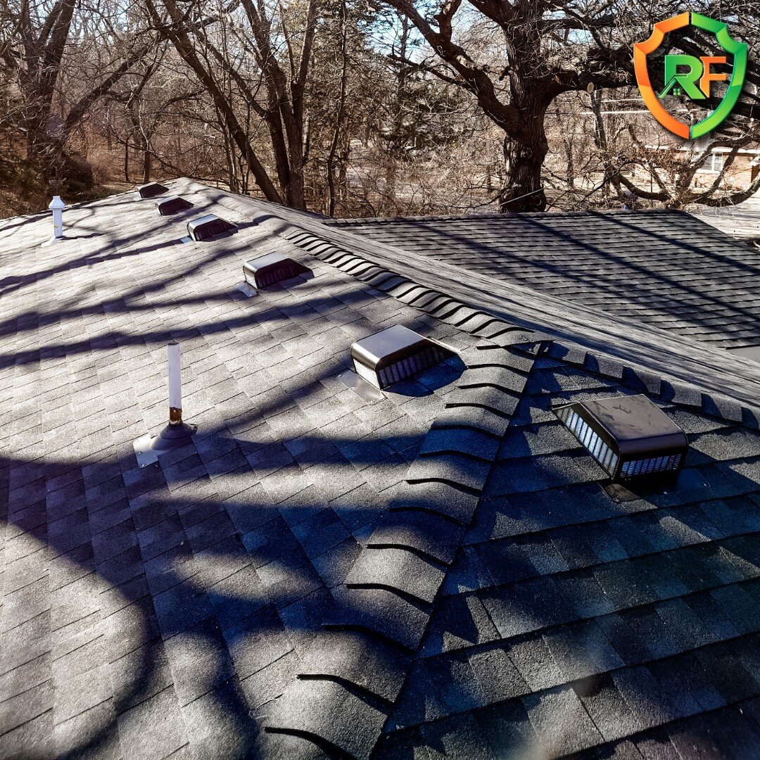 There&rsquo;s just something so GOOD about a sleek, black roof 🖤 This customer needed a new roof for quite some time and chose us thanks to our positive reviews! ⭐️⭐️⭐️⭐️⭐️ featuring GAF HDZ in Charcoal, she&rsquo;s a beauty, for sure 🤌🏼 #roofingf
