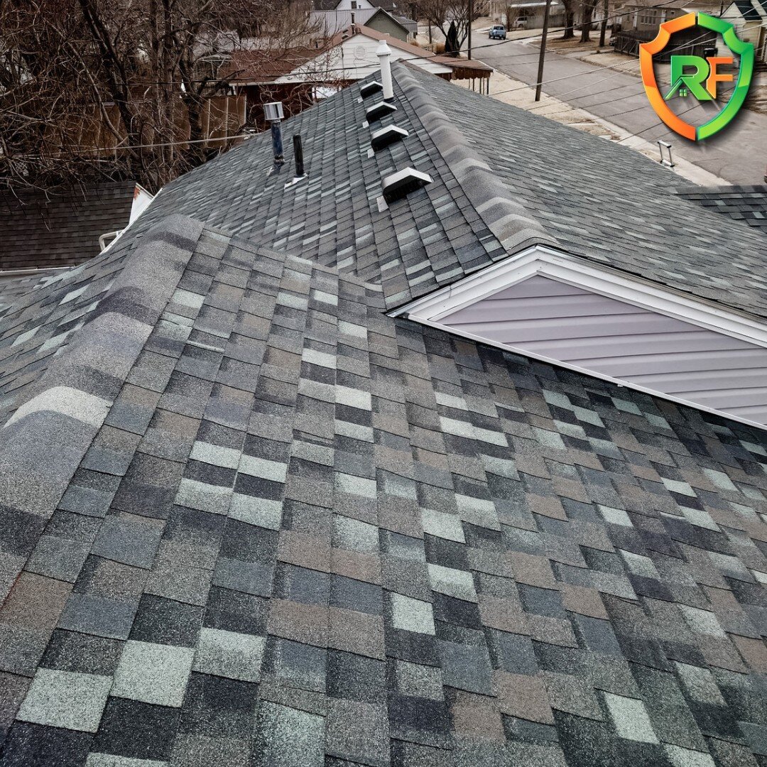 Roof number ✌🏼 this week brought us to Lyons, Kansas! This Thunderstorm Gray roof required a partial redeck, insuring this roof meets International Builder Code. Thankfully, we were able to help our clients by working with their insurance to cover t
