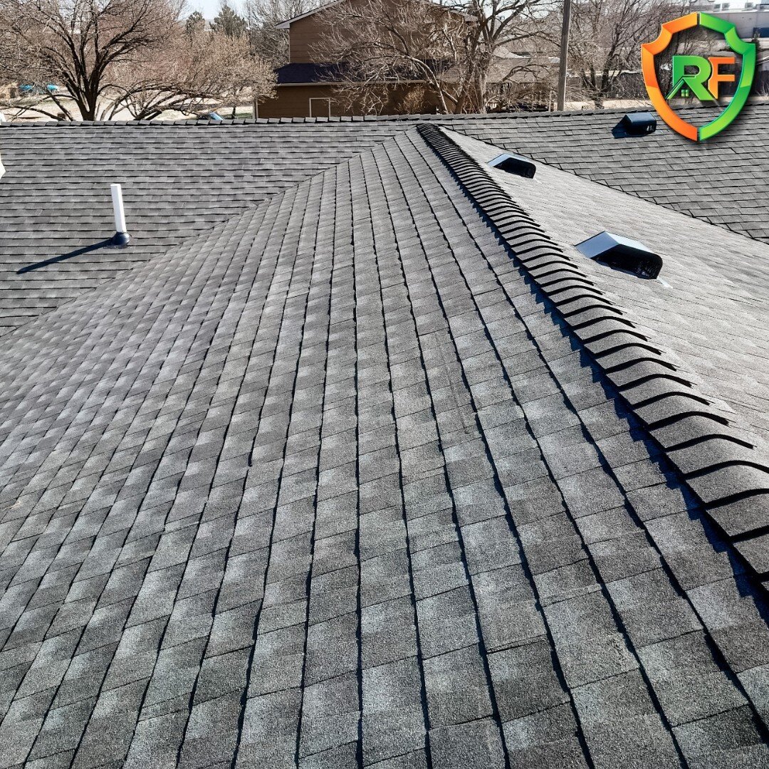 🌼 Spring Break - Roofing Edition 🌼 ​​​​​​​​
Taking advantage of the nicer weather this week, featuring GAF HDZ in Charcoal #roofingfreund #springbreak