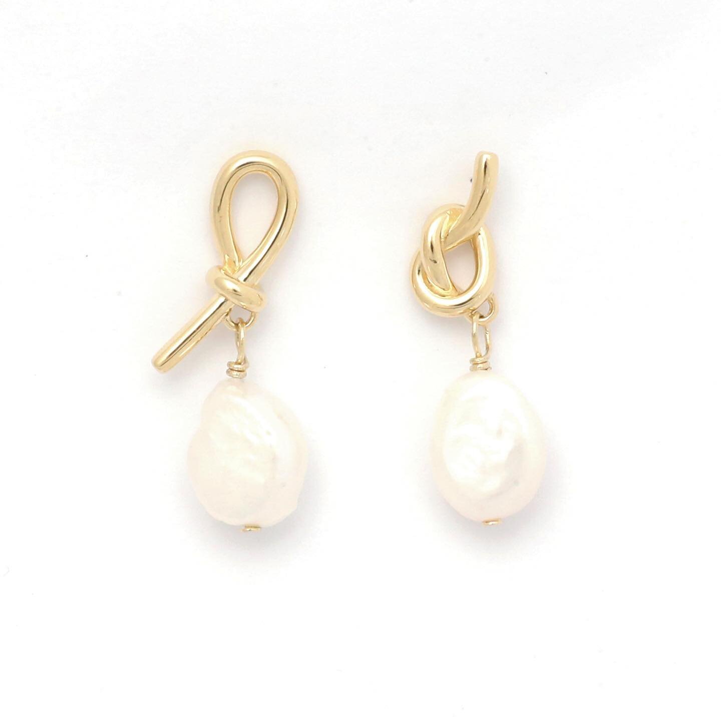 Perfectly mismatched Pearl Knot Earrings 🙌✨