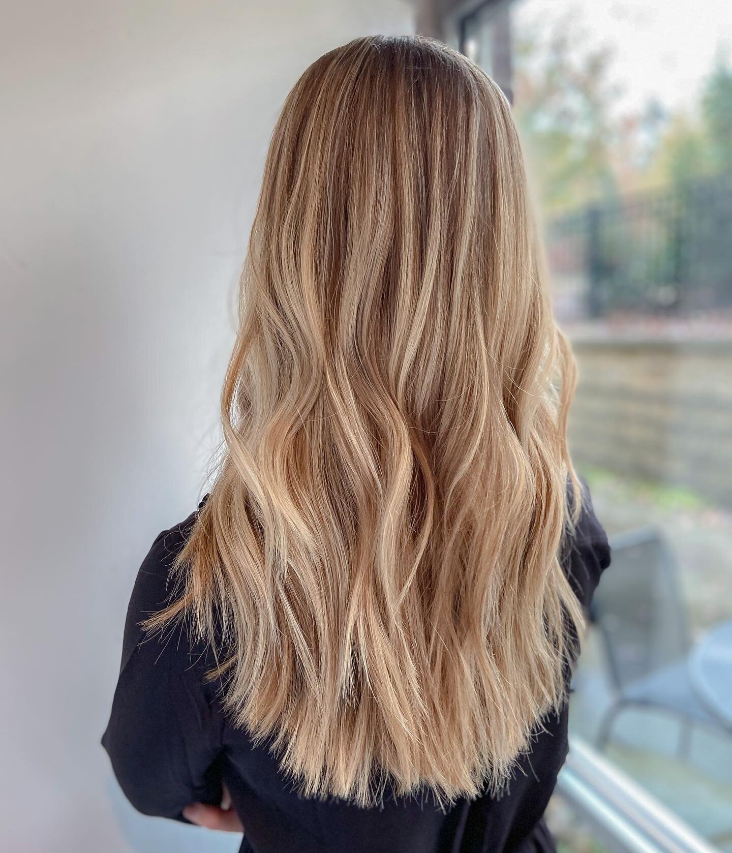 Attention: Blondes!

Do you find your hair turns dull or brassy over time? Here&rsquo;s a few reasons why and how to prevent them!

1. Using too much heat 
-Hot tools can pull out your gloss/toner making it appear dull or brassy. Use hot tools sparin