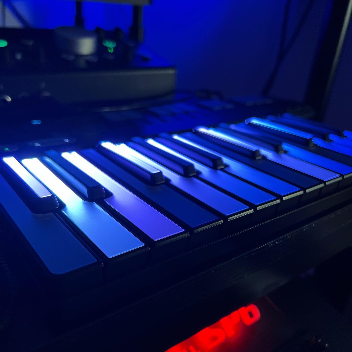 Super excited about my latest toy, a belated birthday gift from @molaatov (because it took them that long to be able to ship apparently)&mdash;a @we.are.roli Lumi Keys Studio Edition! I&rsquo;ve been in the MIDI aftertouch gang for about a couple wee