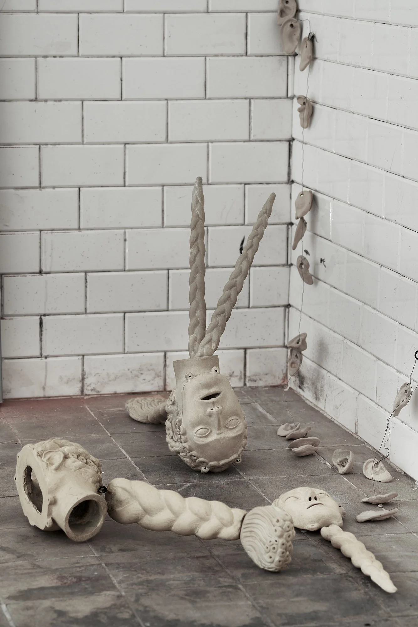 Céline Struger EQUALIZER I+II (heads & ears), 74 × 110 × 65 cm, ceramics, 2026