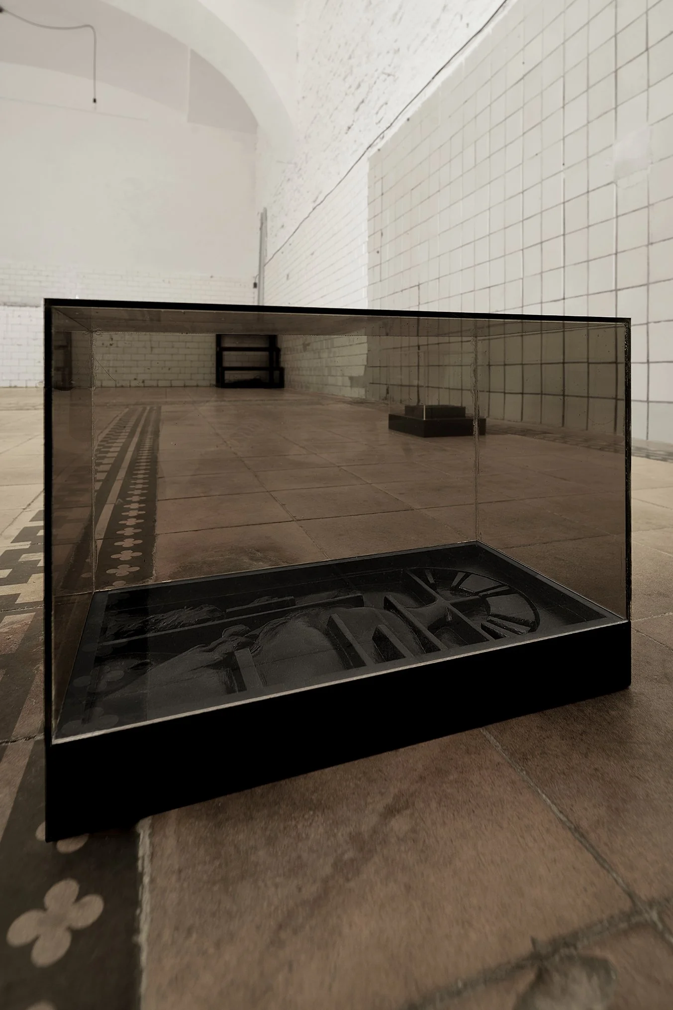 Sofiia Yesakova UGLY SCENES. NUANCES 2.2, 30×20×20 cm, wood, lacquer, acrylic glass, 2026