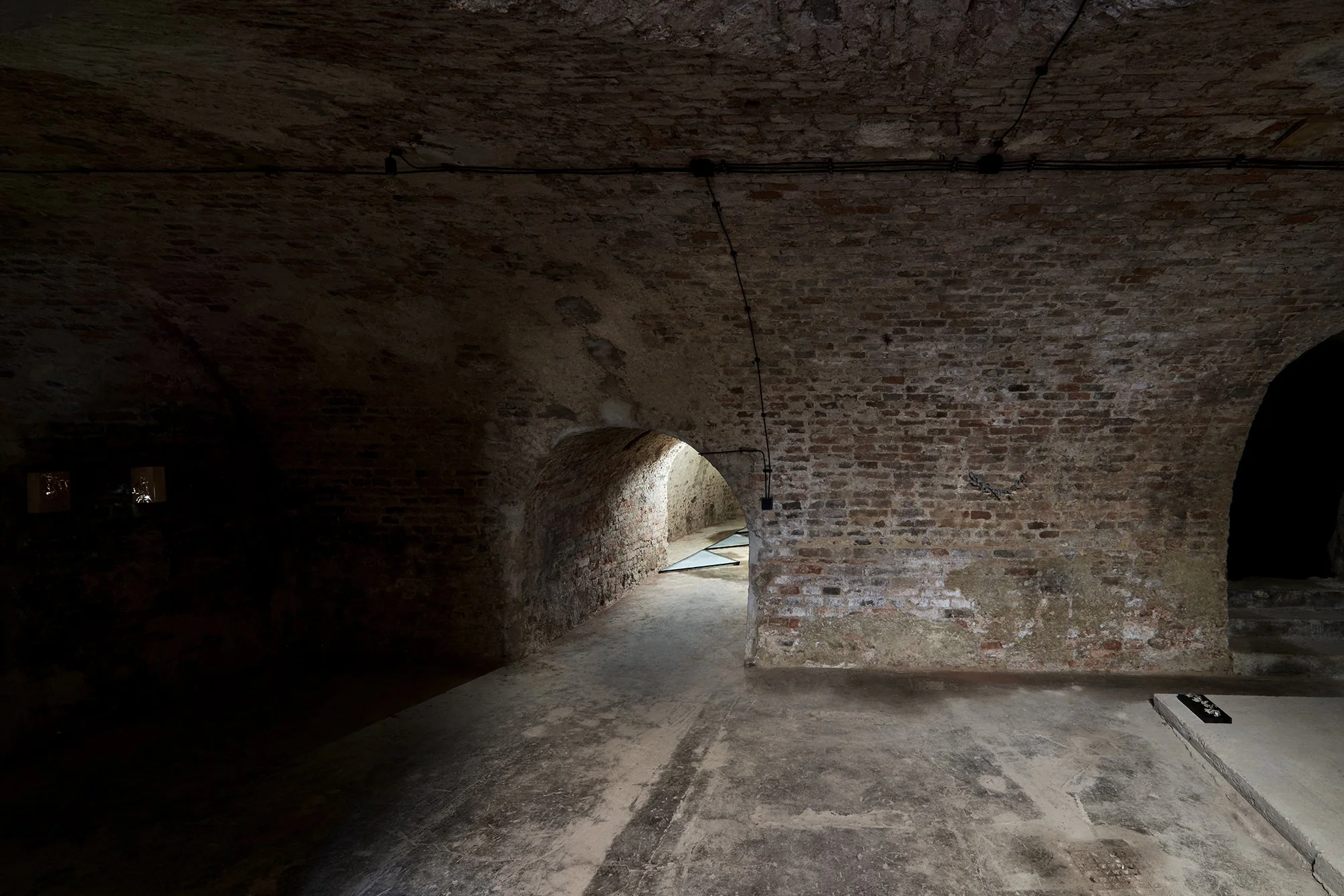 ECHOES THAT REFUSE TO FADE Anzhelika Palyvoda, Céline Struger,  Sofiia Yesakova, FaVU Gallery, Brno, 2026.