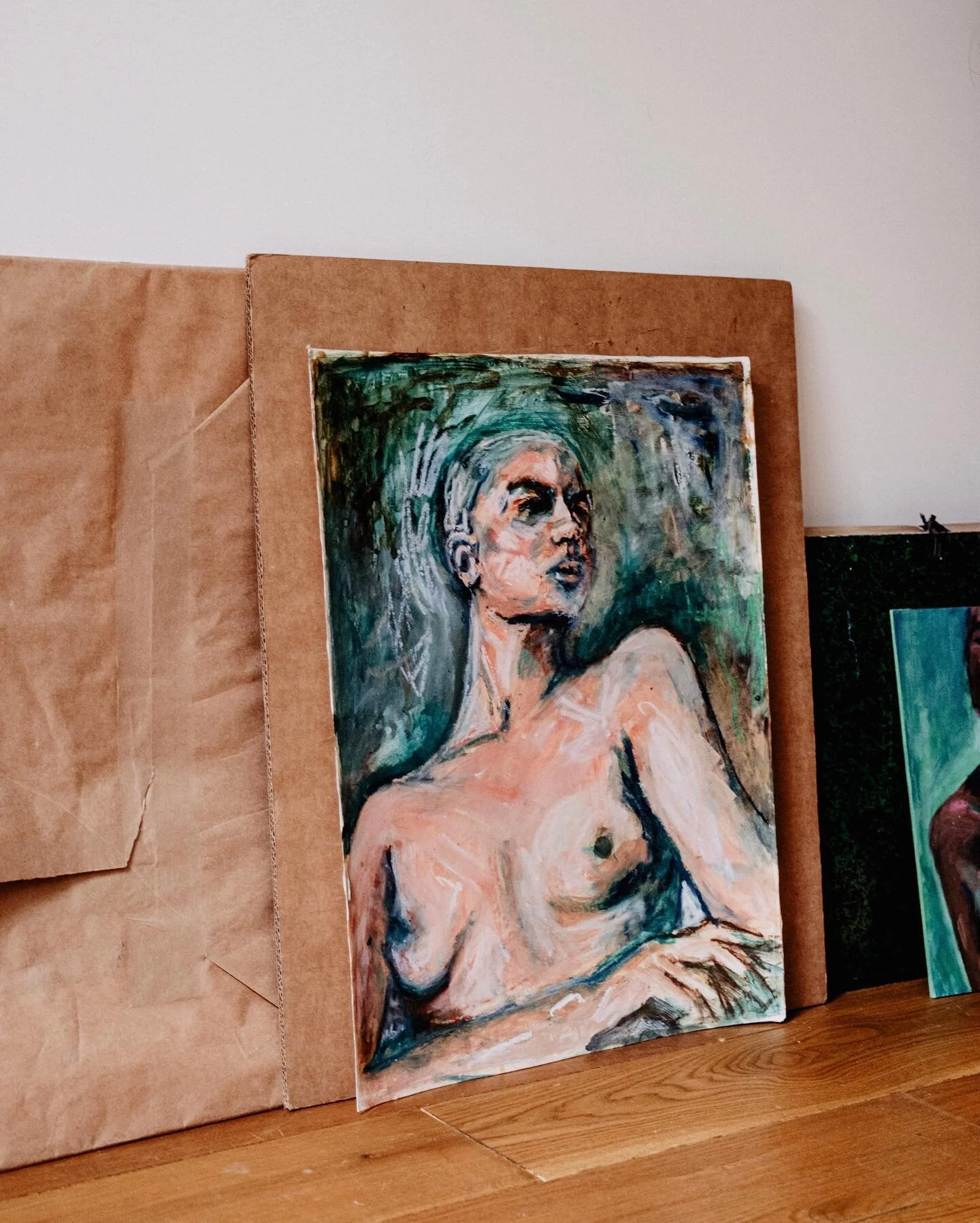 Hier zit ik helemaal niet vandaag! Zometeen stap ik weer in de auto richting de drukker voor de laatste puntjes op de i voor de gicl&eacute;e prints van &lsquo;Leiah&rsquo;. 
Gister was ik er ook al, maar door mijn goede time management skills 😜 had