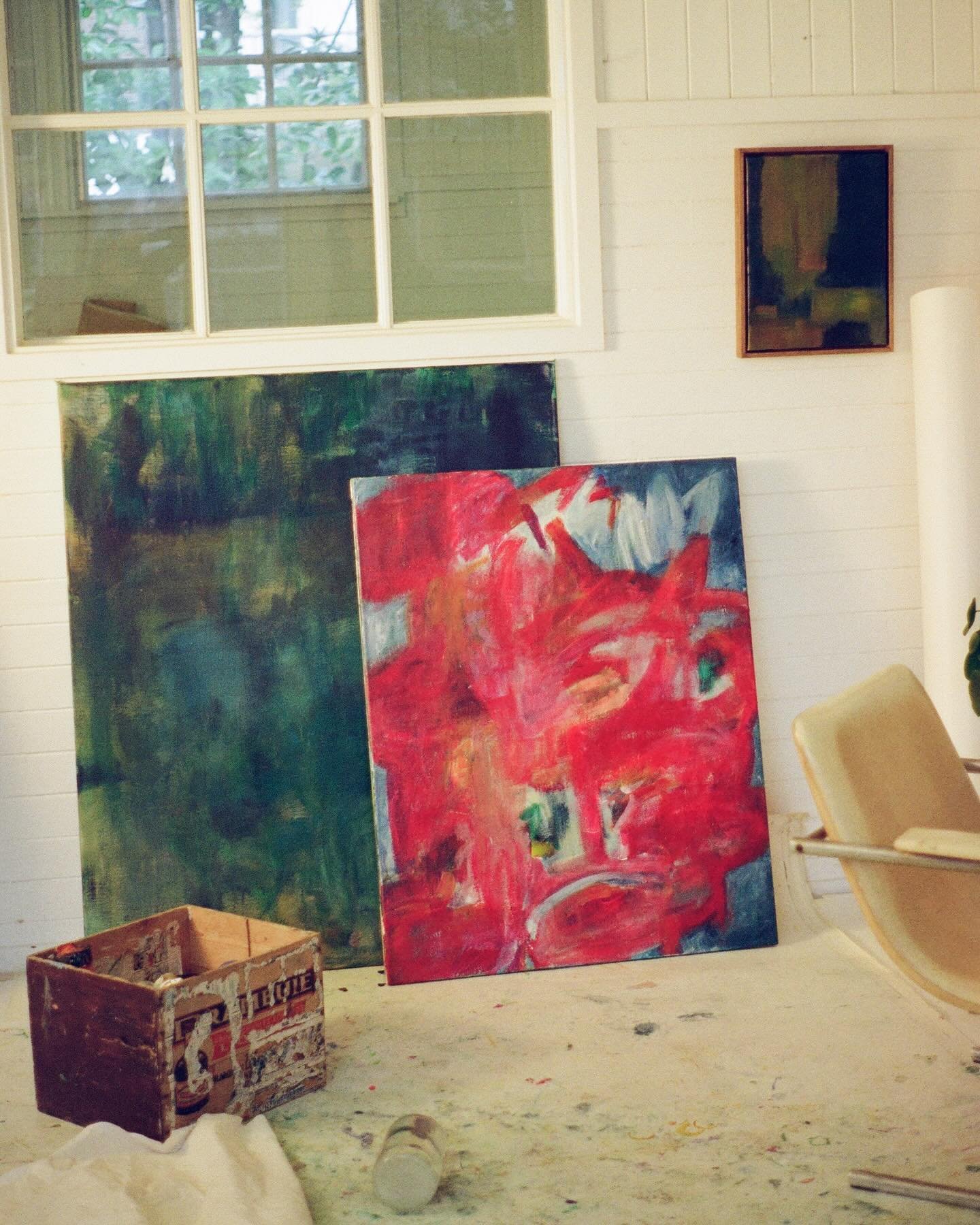Playing with more reds lately, and it&rsquo;s really growing on me 🍄
Studio December 2023 by @nadinemrb 
.
.
.
.
#colorfulart #modernekunst #artstudio #abstractlovers #contemporaryartcollector #newandabstract #redpainting #creativespace #studioview