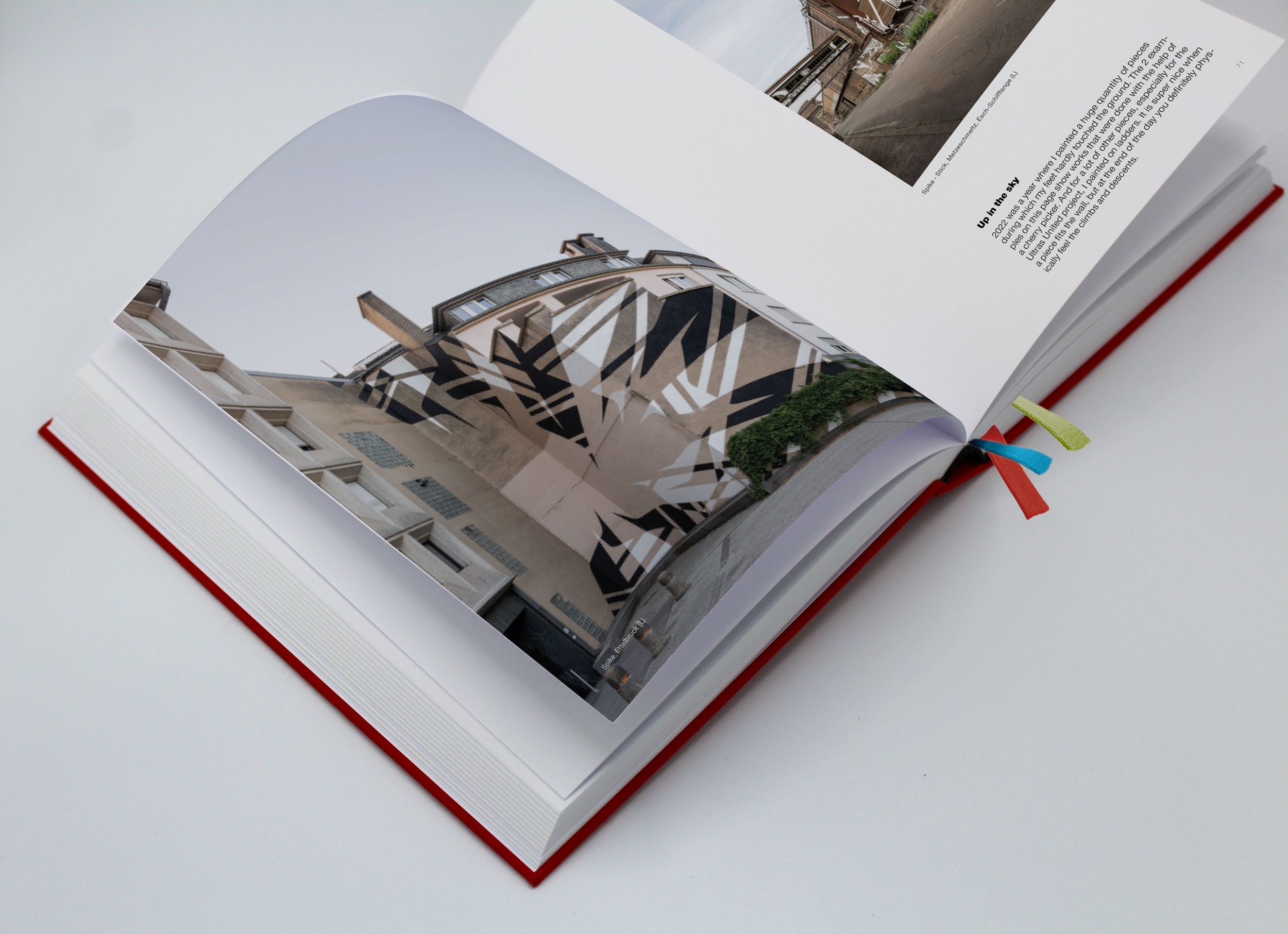 Mockup BOOK_Open Perspe_Red_Partie 06.png (Kopie) (Kopie)
