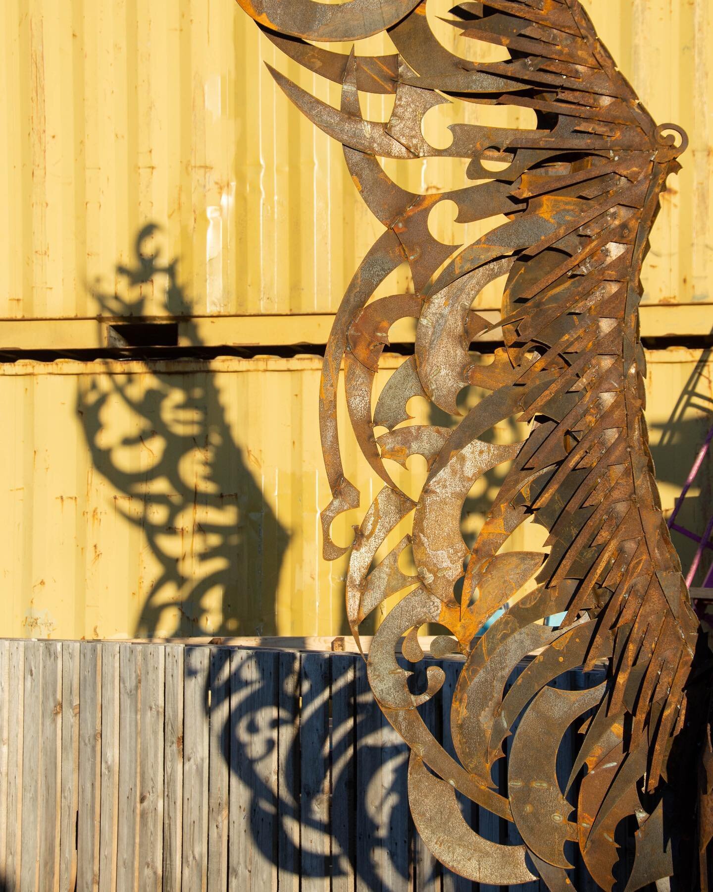 Wings of the phoenix create a lovely shadow against the container backdrop of #Frihamnstorget. This part is constructed from @annielocke s art nouveau balcony cutoffs which gave it a lovely feather affect 🌟 
.
.
.
#welding #art #publicart #phoenix #
