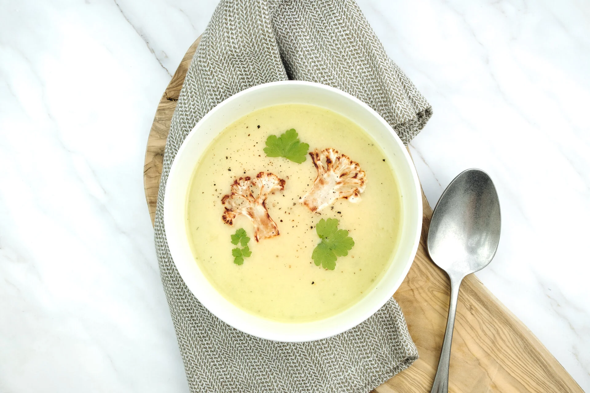 Blumenkohlsuppe mit knusprigem Topping