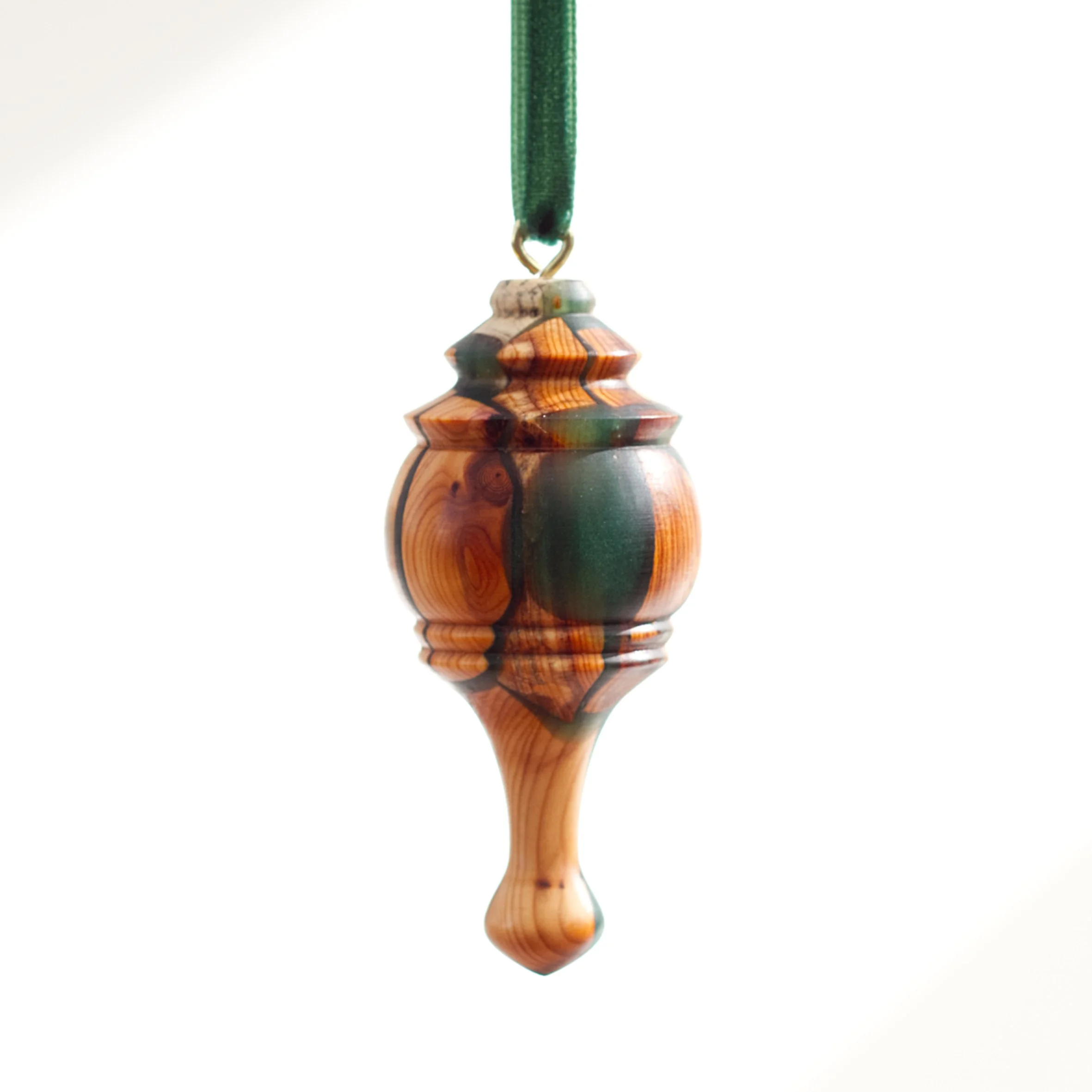 Decoration Yew and green resin.
