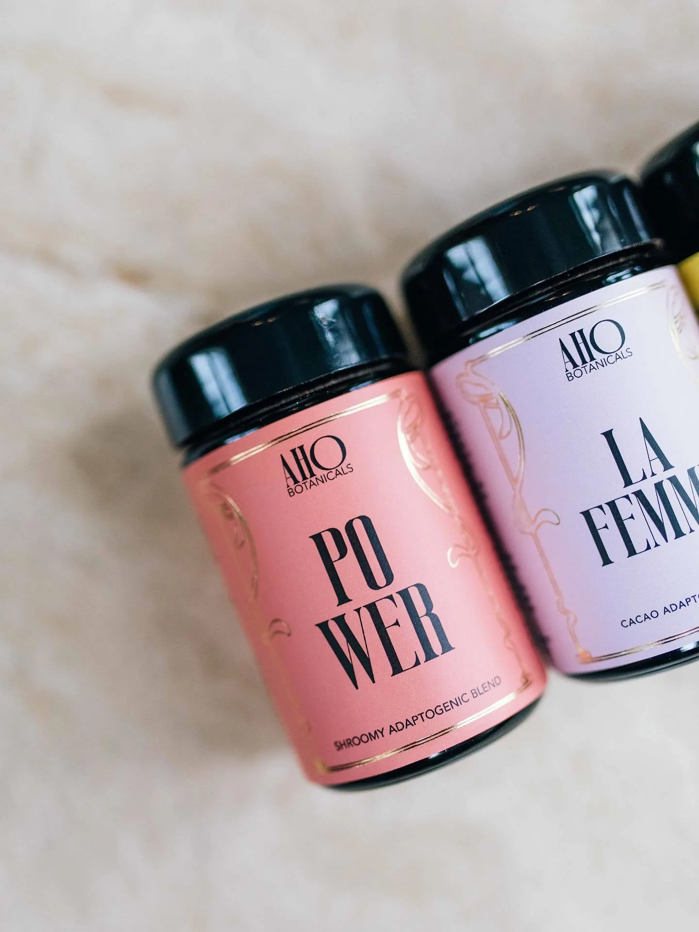 MAGIC BLENDS 🪐 

🔥 POWER: cordyceps, chaga, reishi 
&mdash; immunit&eacute;, r&eacute;cup&eacute;ration sportive, force

🪻LA FEMME: cacao cru, shatavari, lavande
&mdash; peau, &eacute;quilibre hormonal, boisson d&eacute;licieuse

⭐️ GOLD: curcuma,