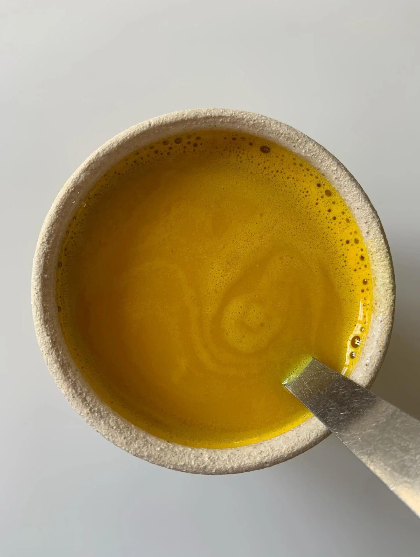 ASHWAGANDHA GOLD 💛🪐

So minimalist &amp; potent, our Gold mix is organic, pure, intense &amp; healing. It&rsquo;s just what we need right now. 

Cooking idea: add it to a dressing for your salad, risotto or Christmas meat, it will be beautiful 🫶