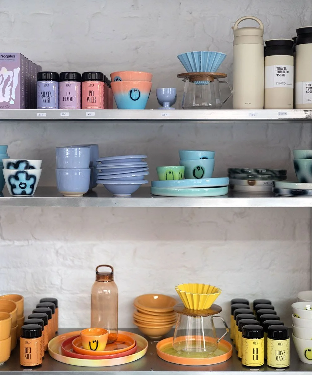 Cl&ocirc;turer 2025 chez Aho 🫶🪐

1 &mdash; le popup annuel sublime de @brusselskitchen 
2 &mdash; les mini disponibles sur l&rsquo;e-shop pour transporter vos poudres partout
3 &mdash; du cacao liquide &agrave; tous les adaptog&egrave;nes
4 &mdash;