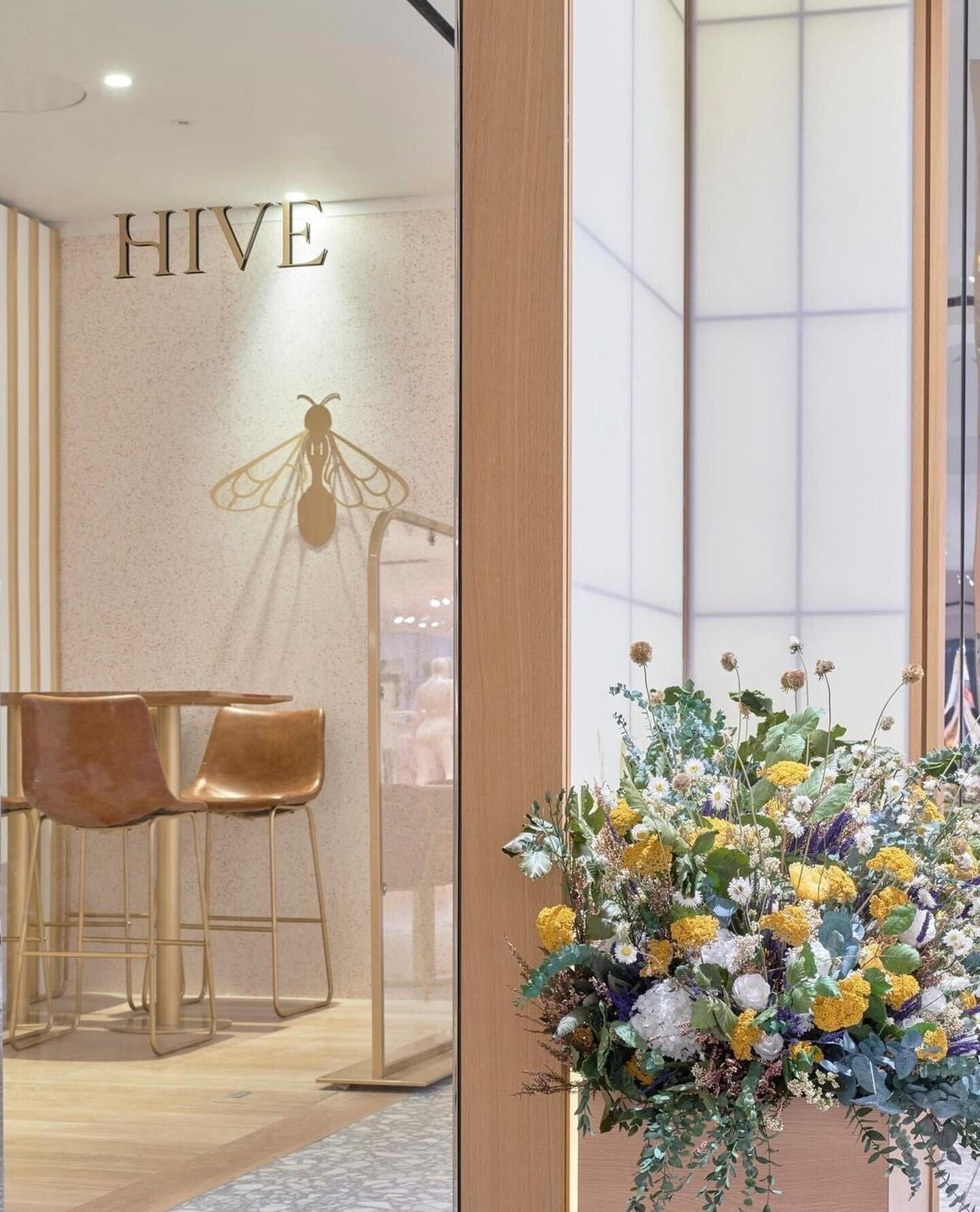 🐝 &acute;Hive restaurants&rsquo; is an hommage to bees and honey, and our mission is to re-establish our connection with natural flavours and our environment.⁠