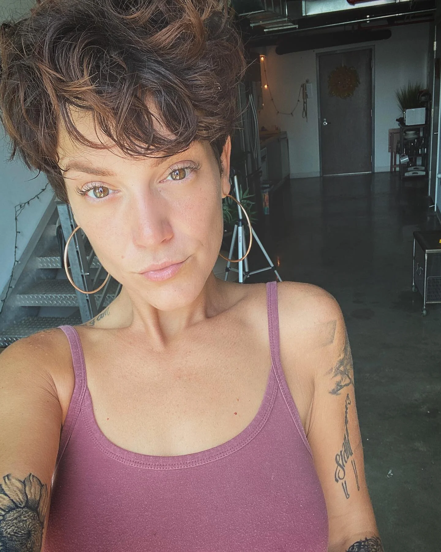 G R O W T H 🌱 

Checkout WWW.AshlysHands.com in bio 🙏🏻... you&rsquo;ll find out all kinds of insider bullshit Hahahah... The crazy life of #Shands ... #Blog &amp; all humans... Check me out 🥰❤️ #AshlysHands 

#AshlysHands #Shands