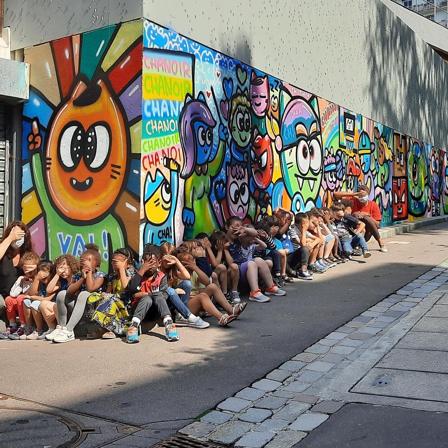 Merci aux enfants de l &eacute;cole maternelle Glaci&egrave;re pour leur application et participation &agrave; notre fresque collective &hearts;️🪁#chanoir #chanoir1980 @chanoir1980 #streetart #streeartparis13 #graffitiforallages #forthekids #urbanar