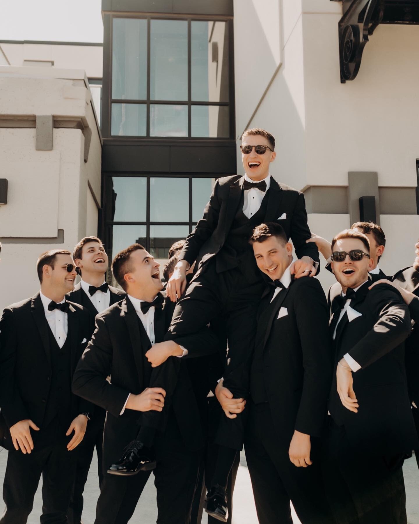 Future Wedding Parties- take notes from Hannah + Cody&rsquo;s favorite people. I can&rsquo;t say enough how amazing they were.

Nothing but energy, happiness, positivity, hype, and support for the newlyweds alllll day 🎉🍻🥂
.
.
.
Video | @aarondatuf