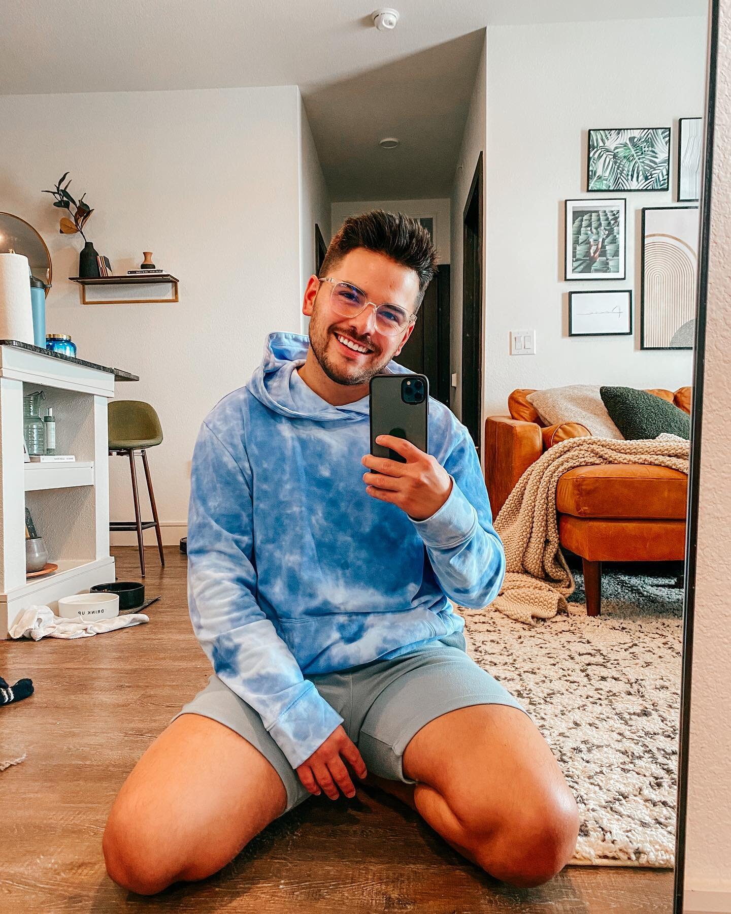 coming to you live from the floor of my dirty apartment 😂 honestly this week just hasn&rsquo;t been IT for me but what can you do! 🤷🏻&zwj;♂️

would love to hear something positive or exciting going on in your life 👏🏽⬇️ let me know below so I can