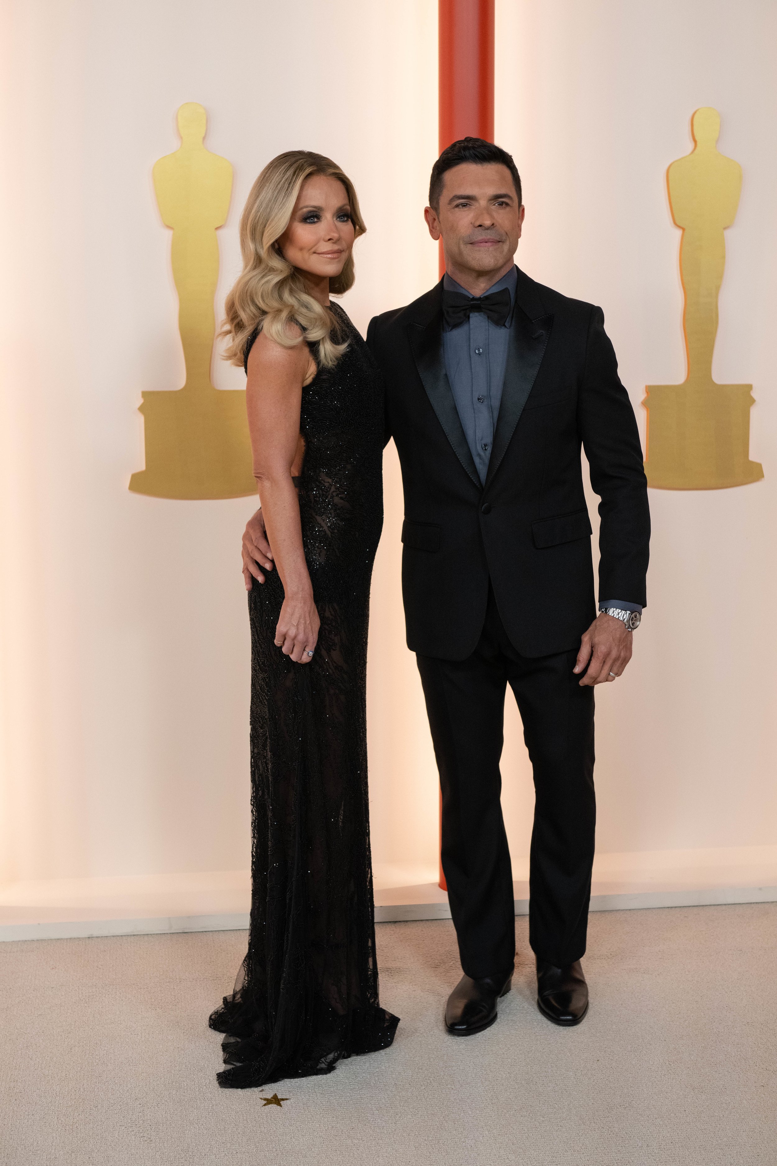 Kelly Ripa and Mark Consuelos arrive on the red carpet of the 95th Oscars