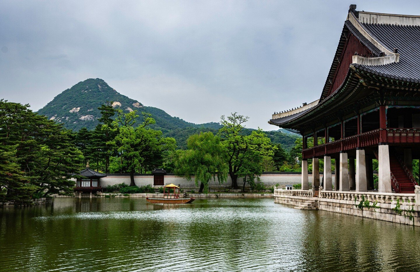 Gyeongbokgung Palace Seoul 🌍⁠
⁠⁠
Photographer: Michael Mastre⁠
IG: @michaelmastre⁠
Publication: @worldencounter⁠
⁠
👉🏻 Purchase our Print &amp; Digital Editions on our store by visiting swankygroupworldwide.shop, or visit the link in our bio 🌍⁠
⁠
