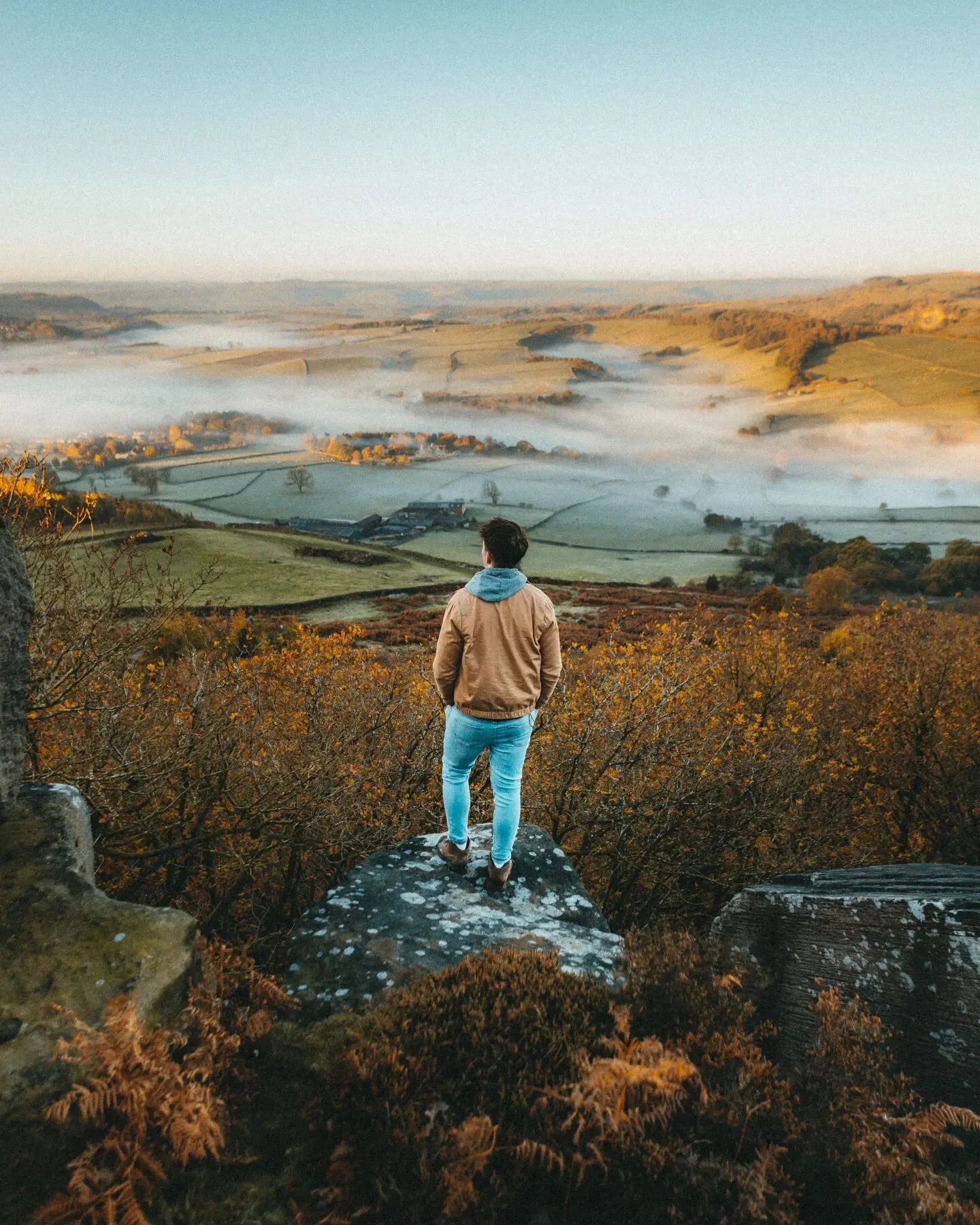 Early morning views at Hope Valley 
.
The original plan for this day was to head elsewhere, but when we saw this low hanging fog on our drive, we had to do a quick U-turn and head over to Baslow Edge! Very happy to have had my long lens with me 😂
.
