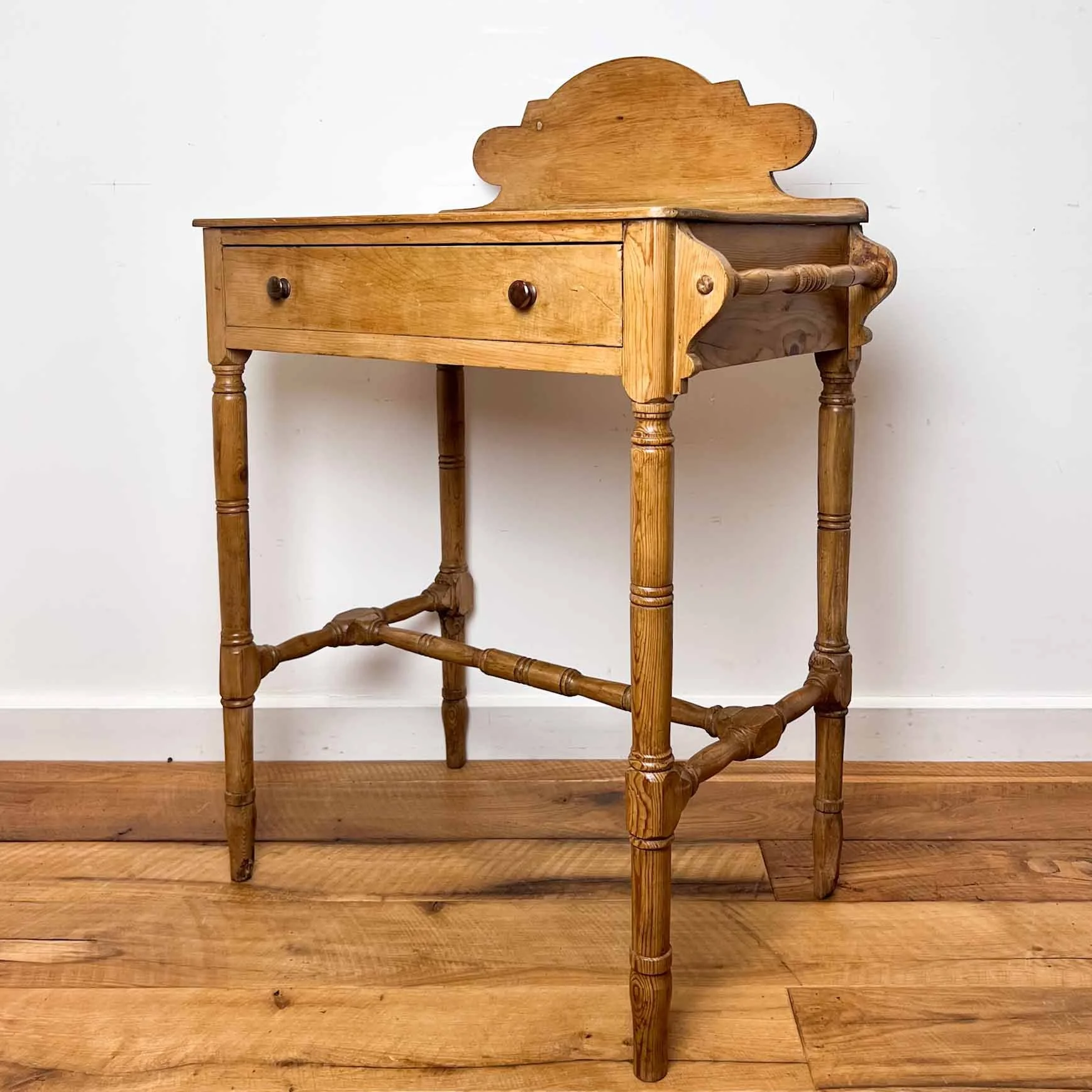 Antique Pine Furniture in Britain: History, Country Houses and Kitchens