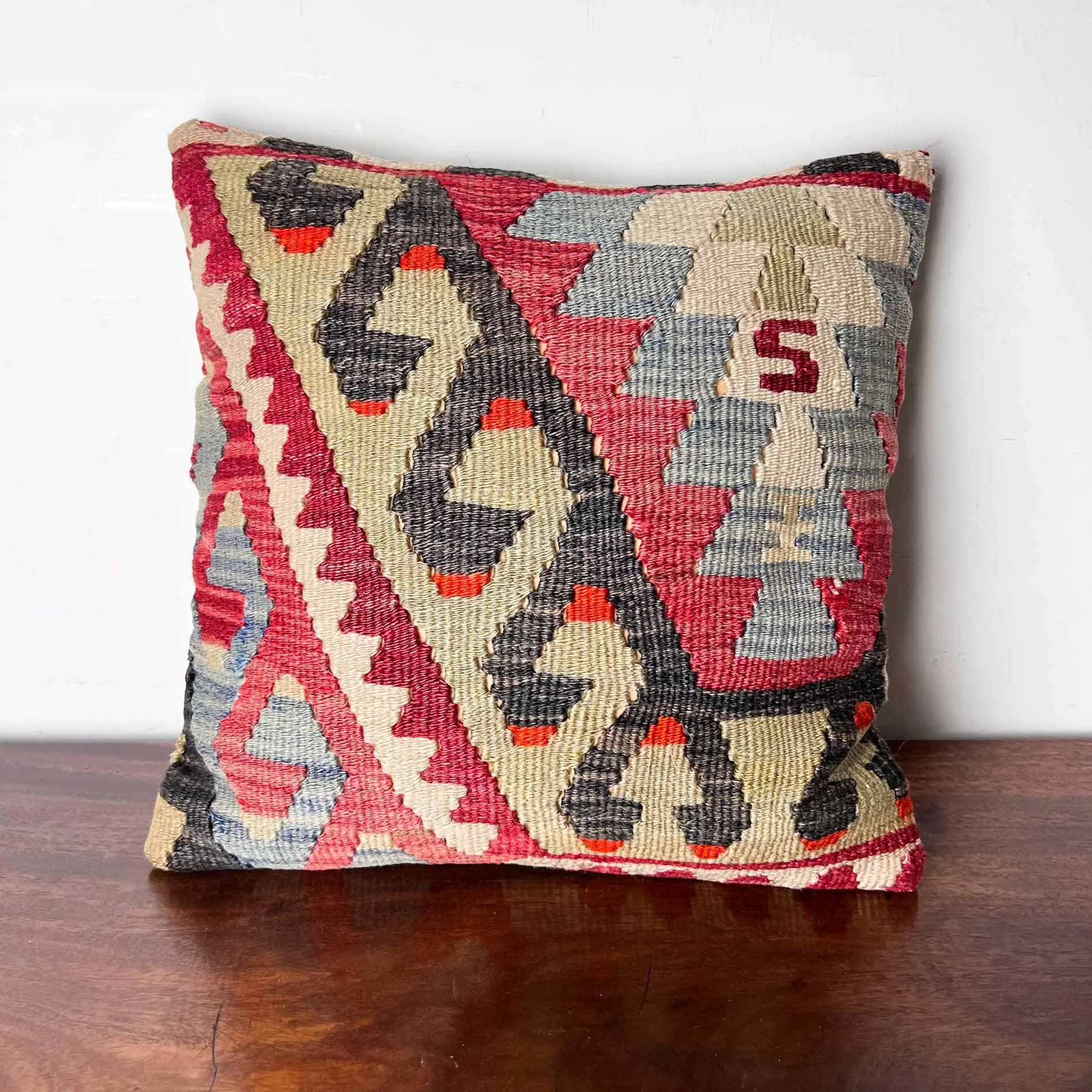 Vintage kilim cushion with geometric pattern — Antique and Unique