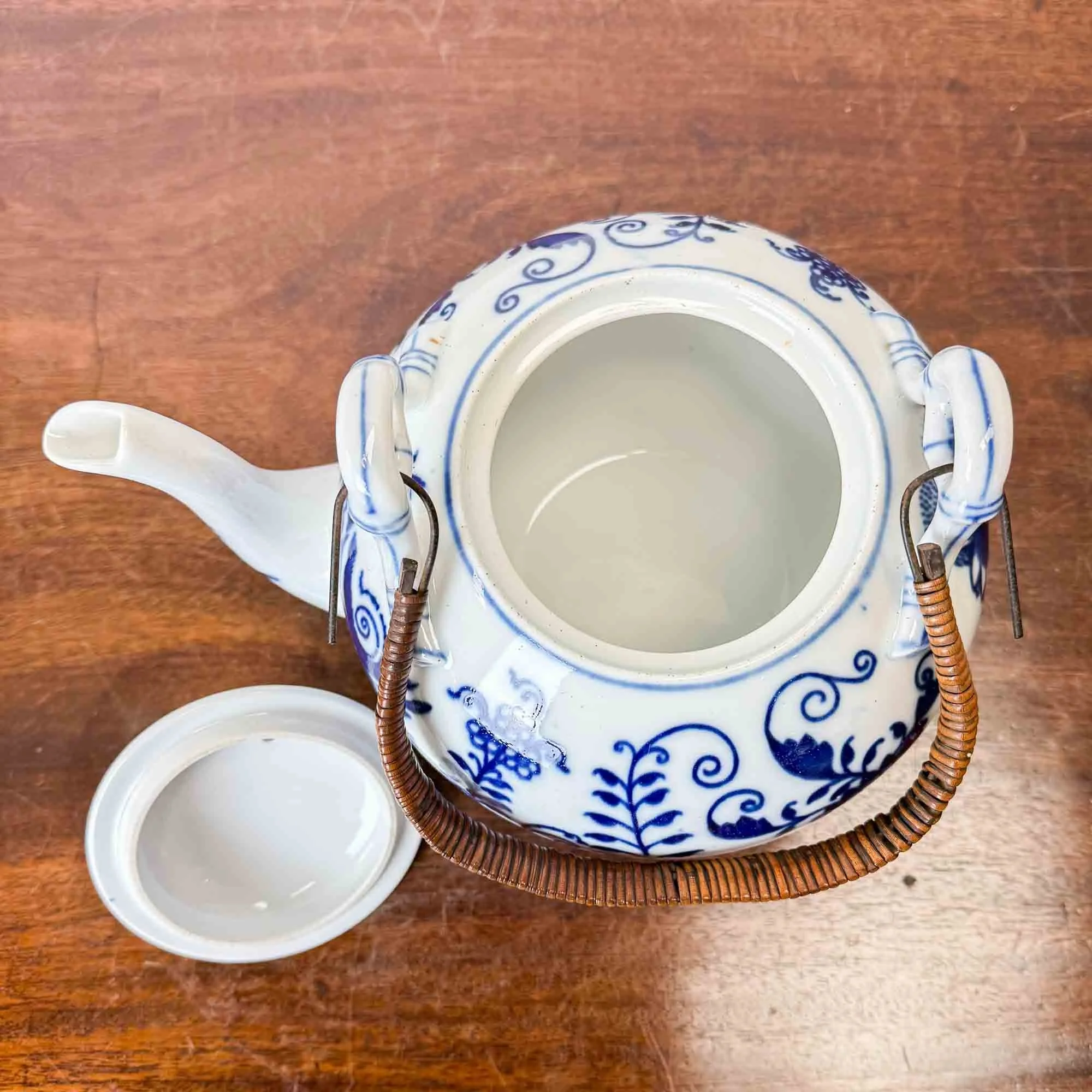 blue and white tea pot-2.jpg